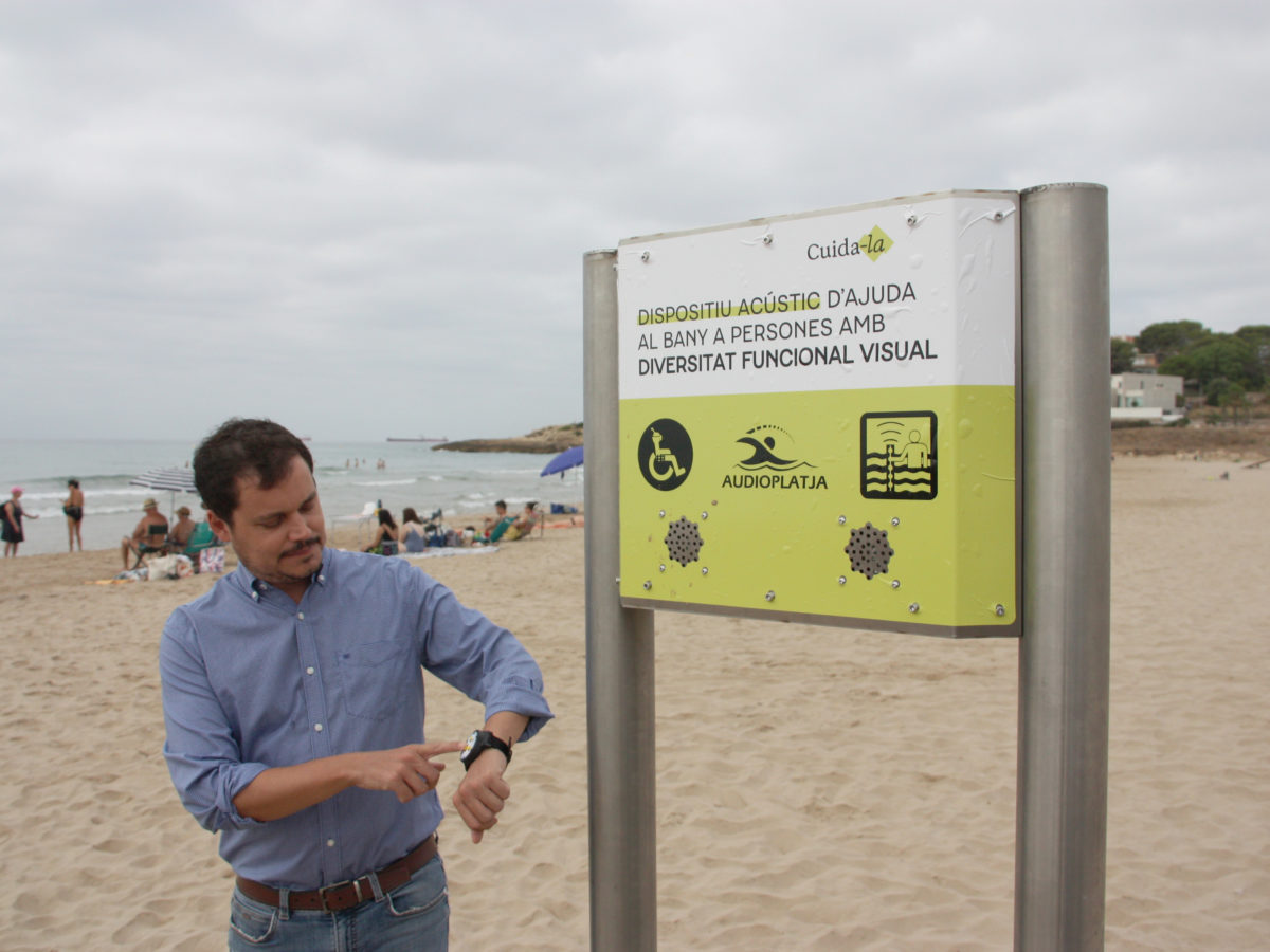 L’Arrabassada estrena un dispositiu acústic per donar autonomia als banyistes invidents