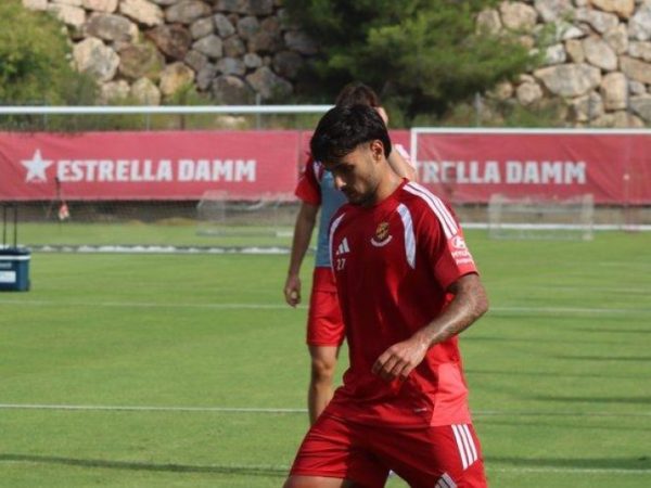 Marc Álvarez renova com a futbolista del Nàstic