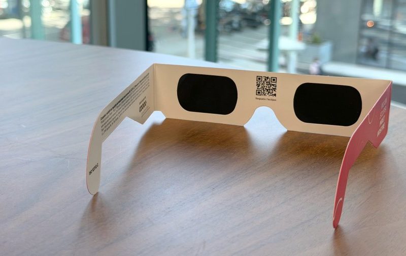 un model d'ullera homologada per veure l'eclipsi solar FOTO: ACN