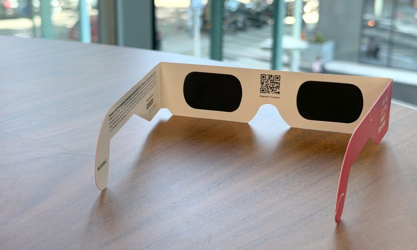 un model d'ullera homologada per veure l'eclipsi solar FOTO: ACN