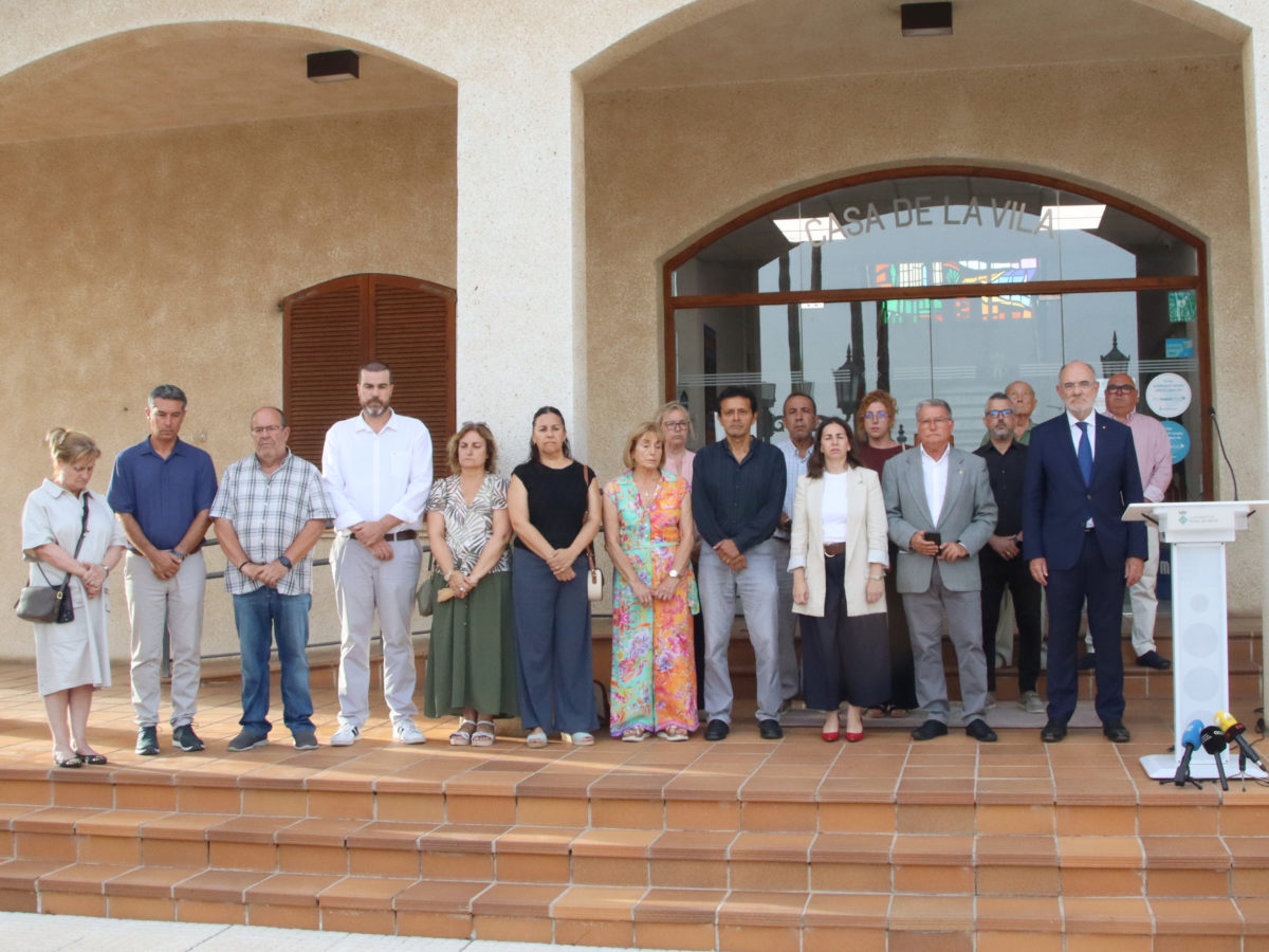 Unes desenes de persones recorden les víctimes dels aiguats de Roda de Berà en un minut de silenci