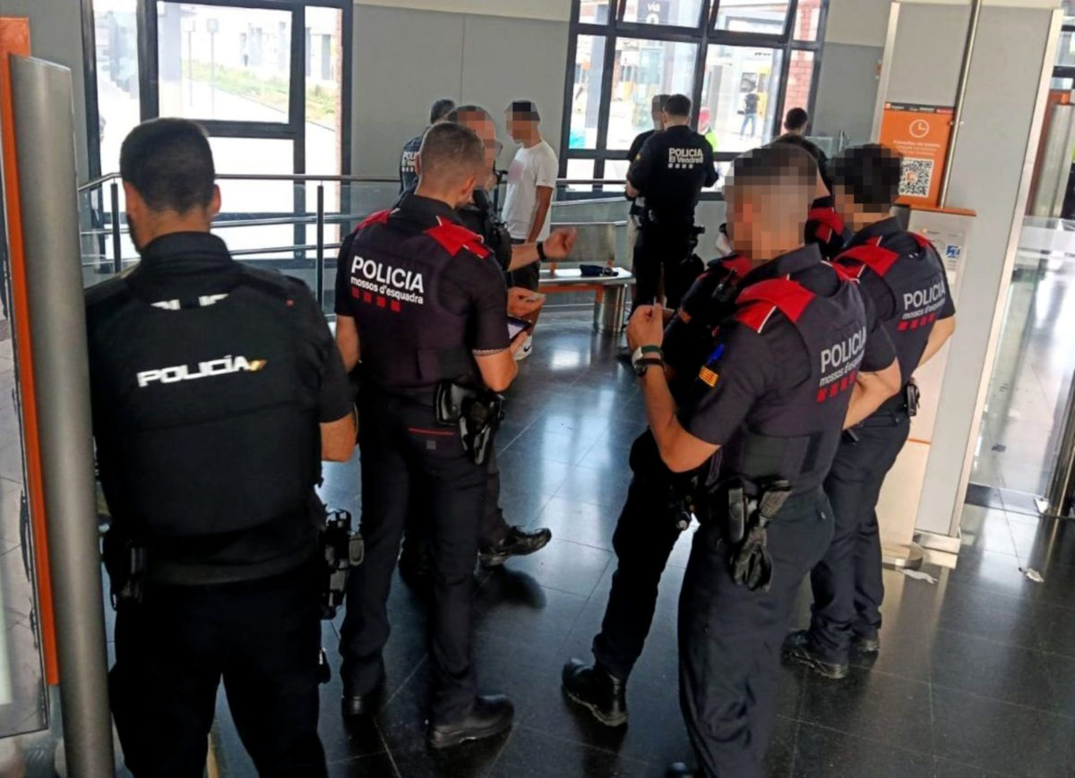 Agents dels Mossos i altres cossos policials fent identificacions en l'operatiu Kanpai al Camp de Tarragona Data de publicació: dissabte 08 d’agost del 2026, 15:27 Localització: Tarragona Autor: cedida a ACN / Mossos d'Esquadra