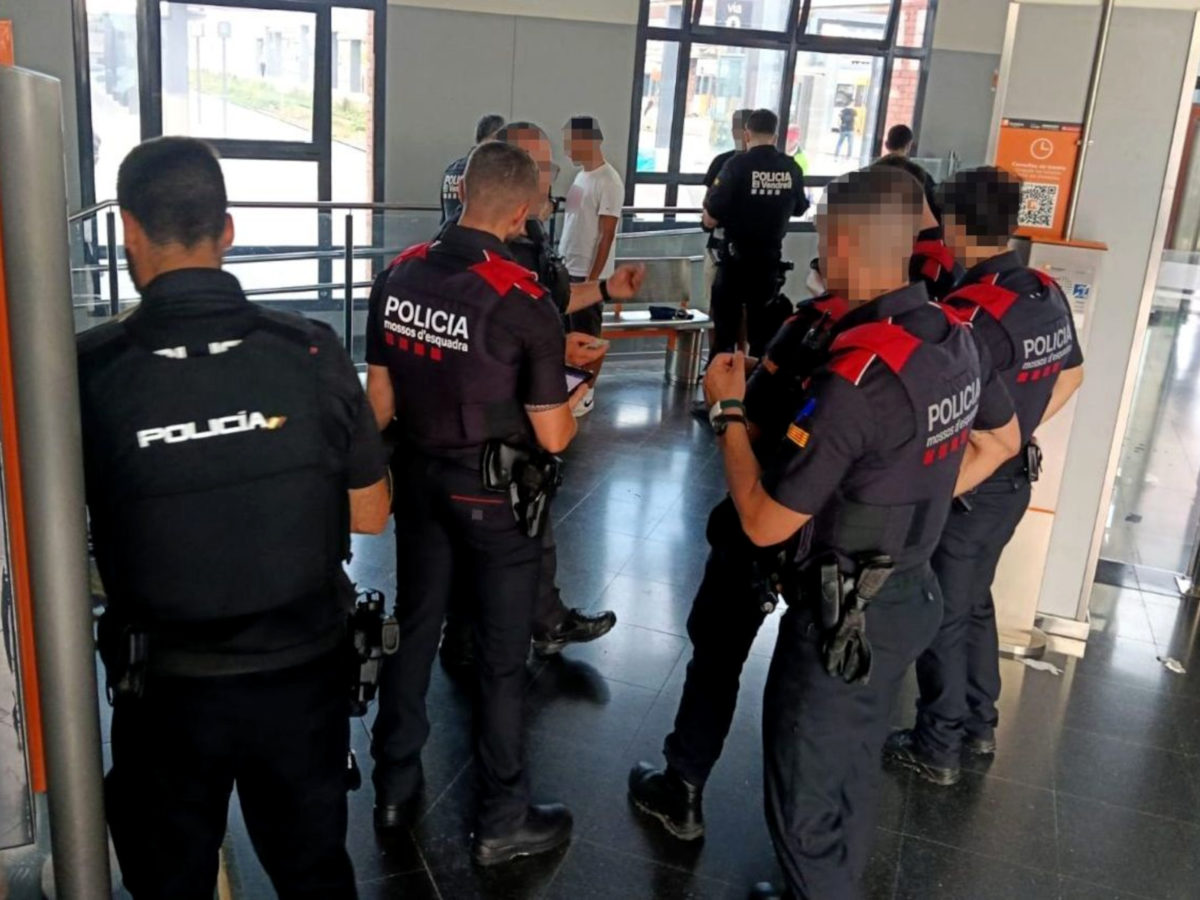 Agents dels Mossos i altres cossos policials fent identificacions en l'operatiu Kanpai al Camp de Tarragona Data de publicació: dissabte 08 d’agost del 2026, 15:27 Localització: Tarragona Autor: cedida a ACN / Mossos d'Esquadra