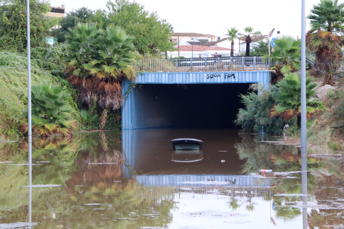 Imatge d'un cotxe cobert d'aigua en un pas subterrani a tocar del càmping Sirena Dorada de Creixell Data de publicació: dissabte 22 d’agost del 2026, 11:38 Localització: Creixell Autor: Eloi Tost