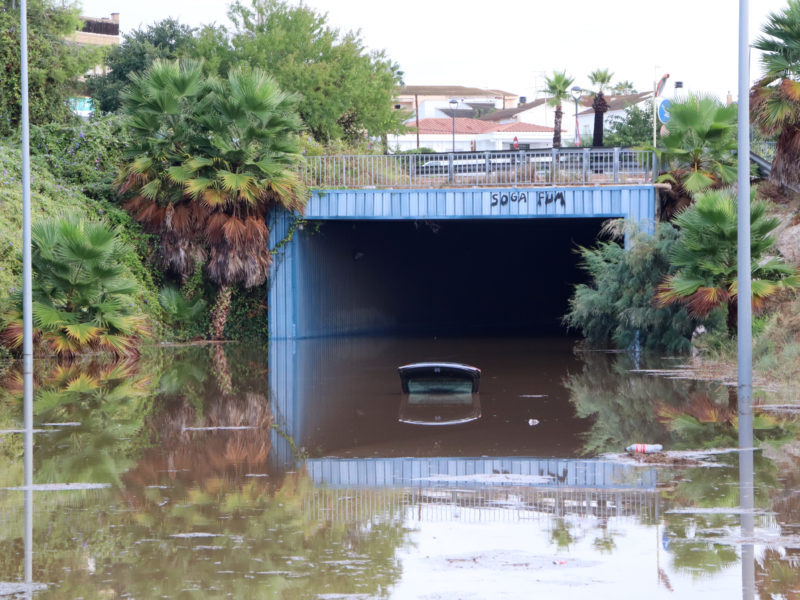 Imatge d'un cotxe cobert d'aigua en un pas subterrani a tocar del càmping Sirena Dorada de Creixell Data de publicació: dissabte 22 d’agost del 2026, 11:38 Localització: Creixell Autor: Eloi Tost