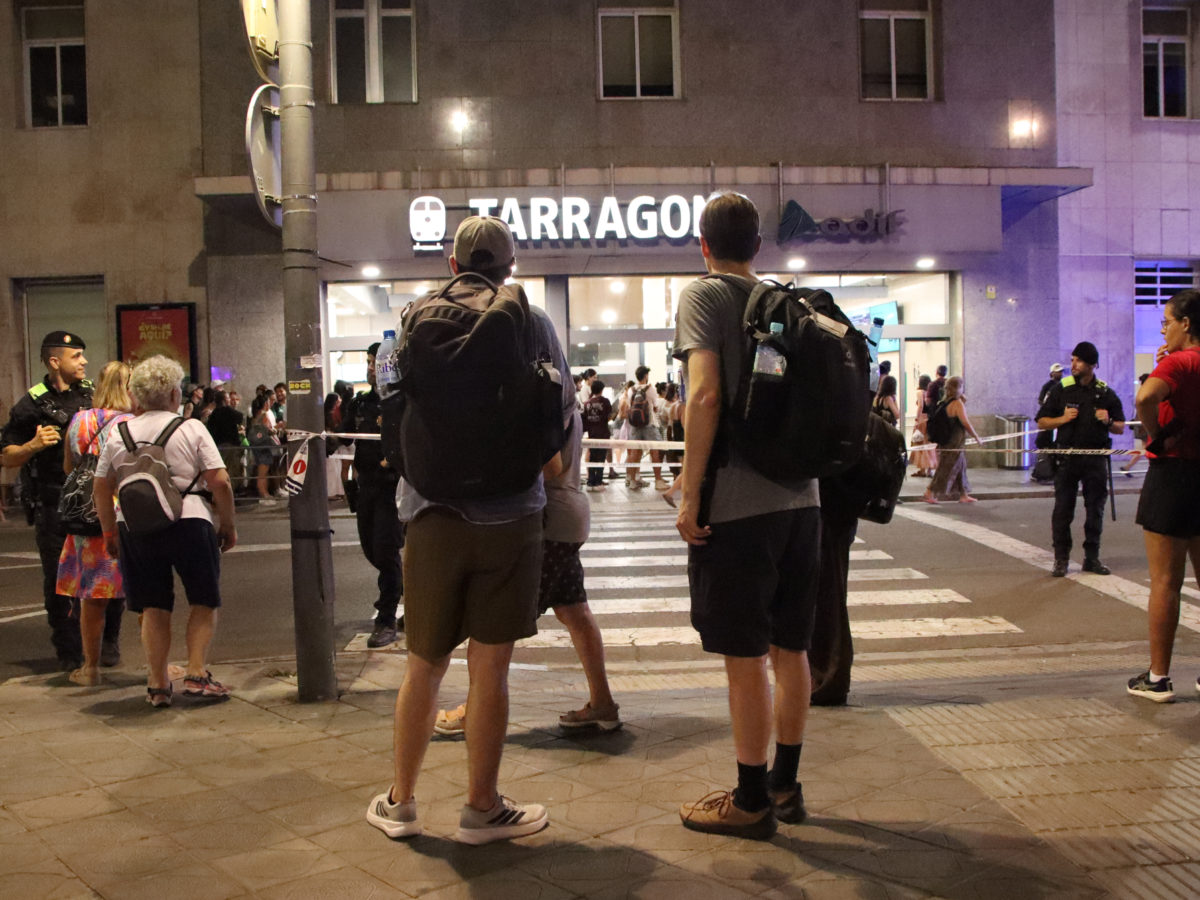 Dignitat a les Vies insta l’alcalde a demanar explicacions pel col·lapse a l’estació de Tarragona després de l’eclipsi