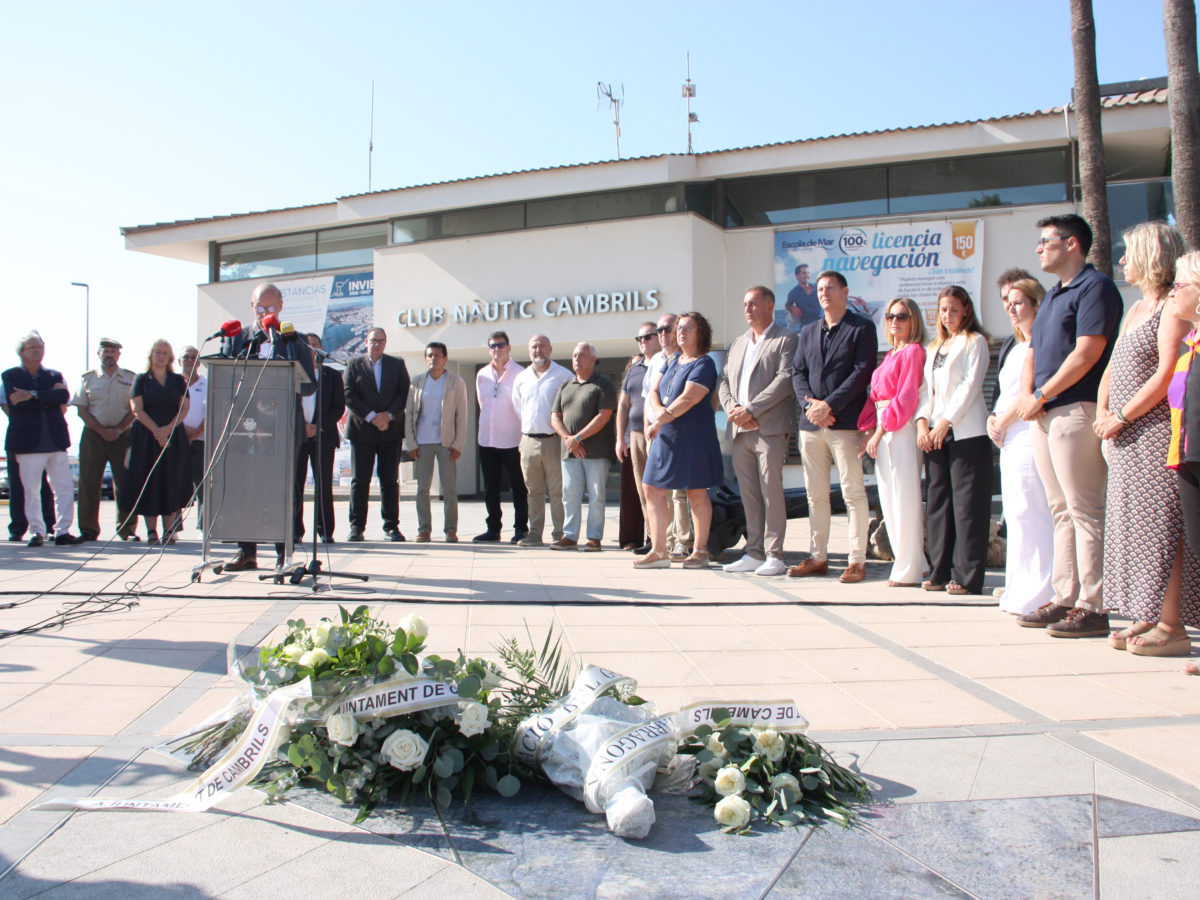Cambrils recorda les víctimes dels atemptats jihadistes nou anys després amb un acte sobri davant el Club Nàutic