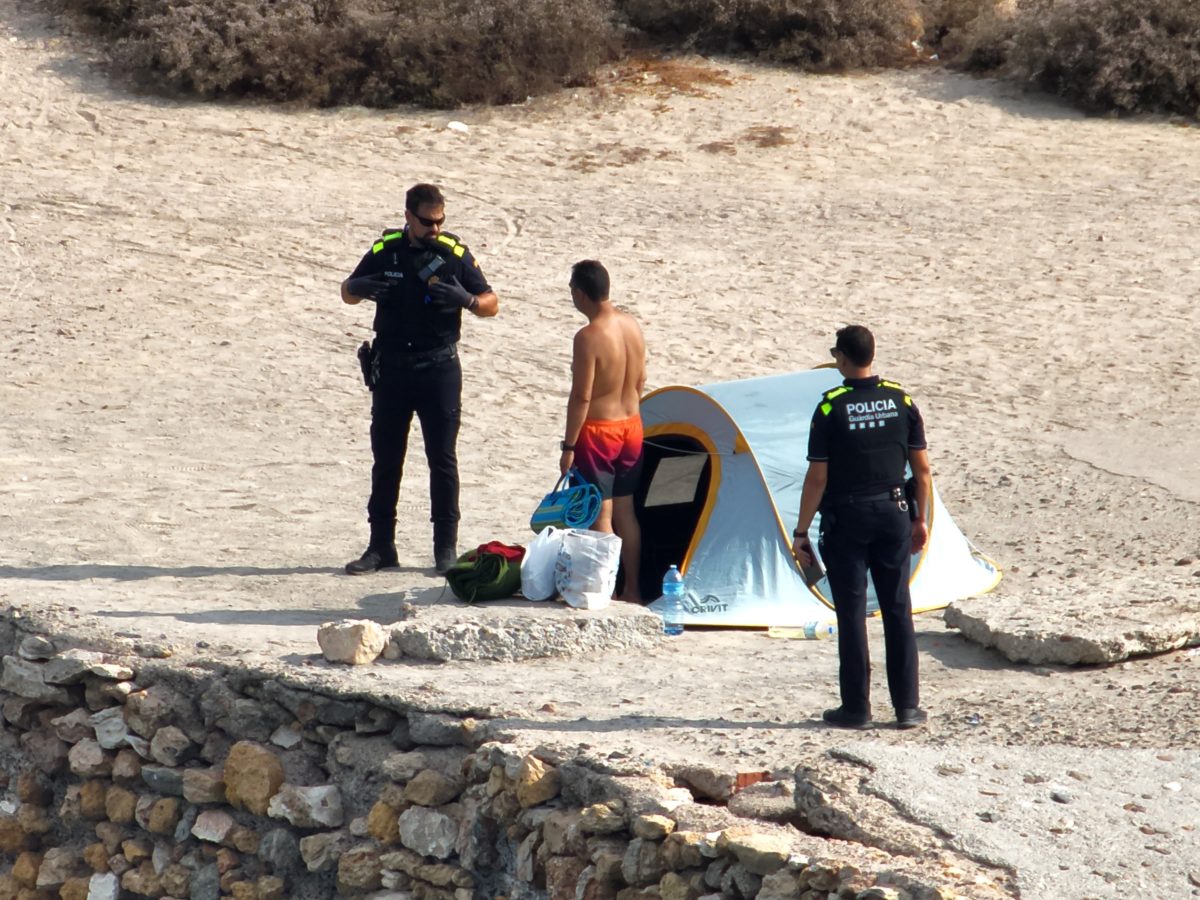 El dron de la Guàrdia Urbana detecta una persona acampada al Fortí de la Reina i acaba denunciada