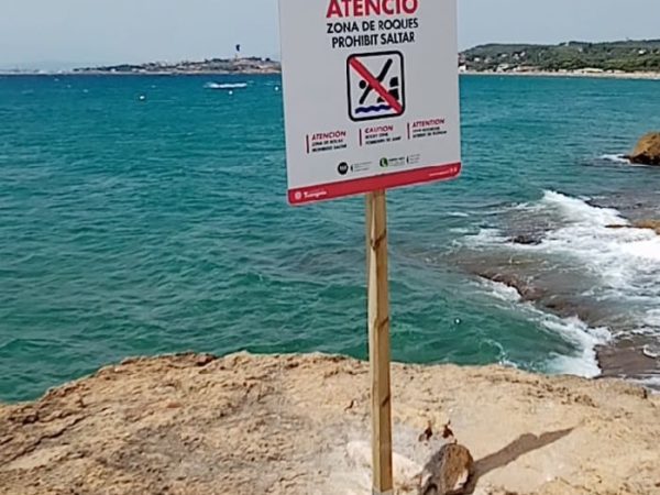 L’Ajuntament instal·la 10 nous cartells per advertir de la prohibició de saltar des de les roques