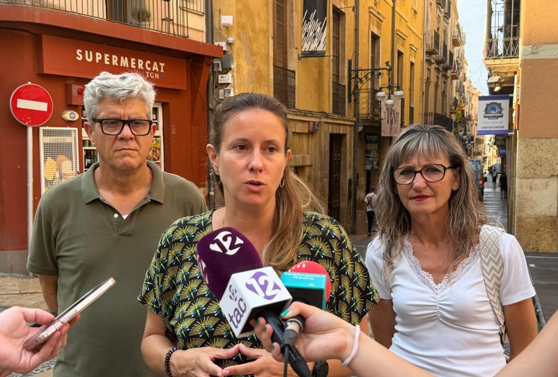 Maria Roig, portaveu d'ERC Tarragona acompanyada dels consellers d'ERC Tarragona, María José López i Carles Farré