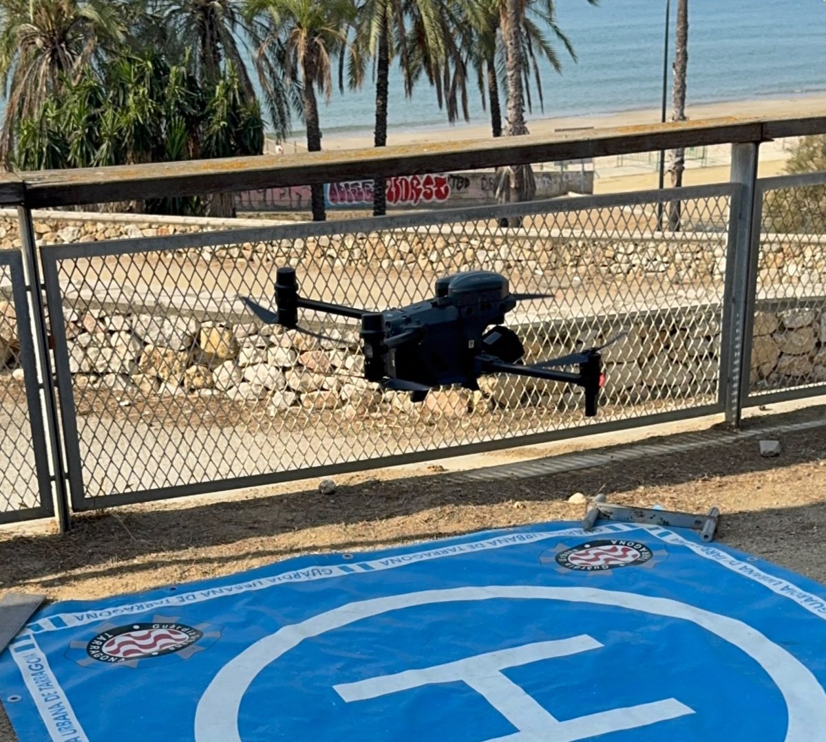 Dron de la Guàrdia urbana que patrulla les roques del litoral de Tarragona. Agost 2026.