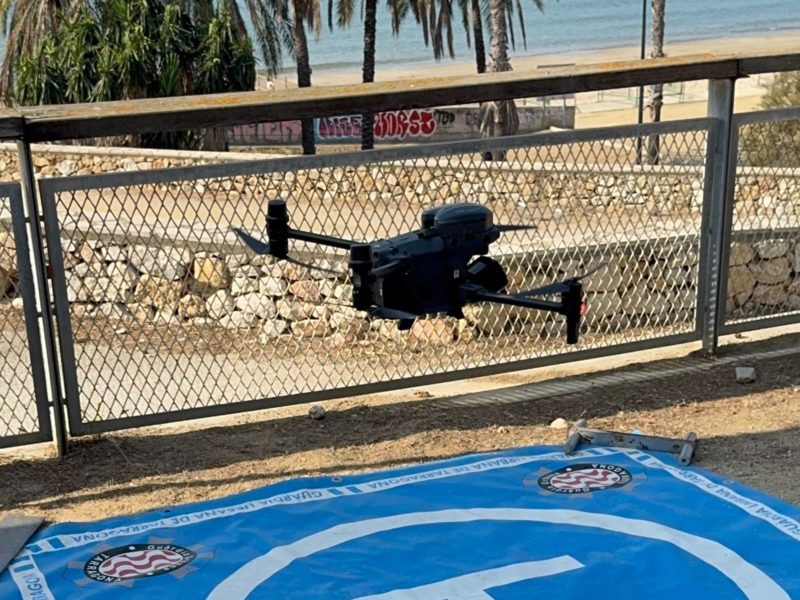 Dron de la Guàrdia urbana que patrulla les roques del litoral de Tarragona. Agost 2026.