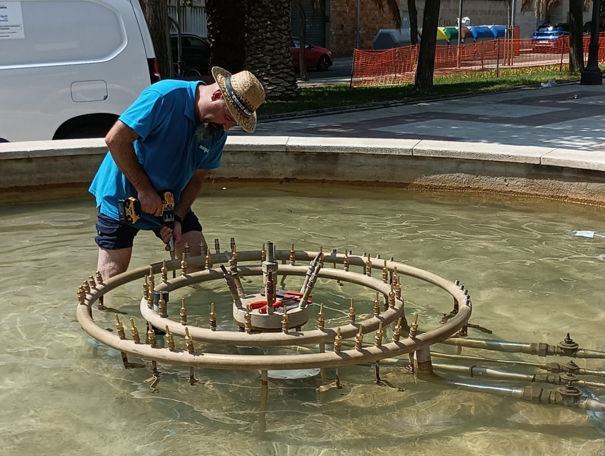 Imatge de les obres de reparació a la font ornamental de la rambla de Bonavista.