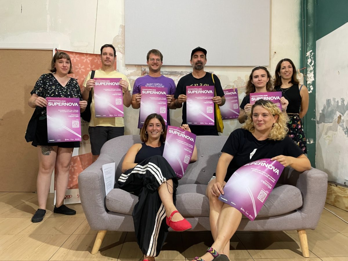 Integrants de la cooperativa Àkrida i el portal Creadores.cat a la presentació de la convocatòria