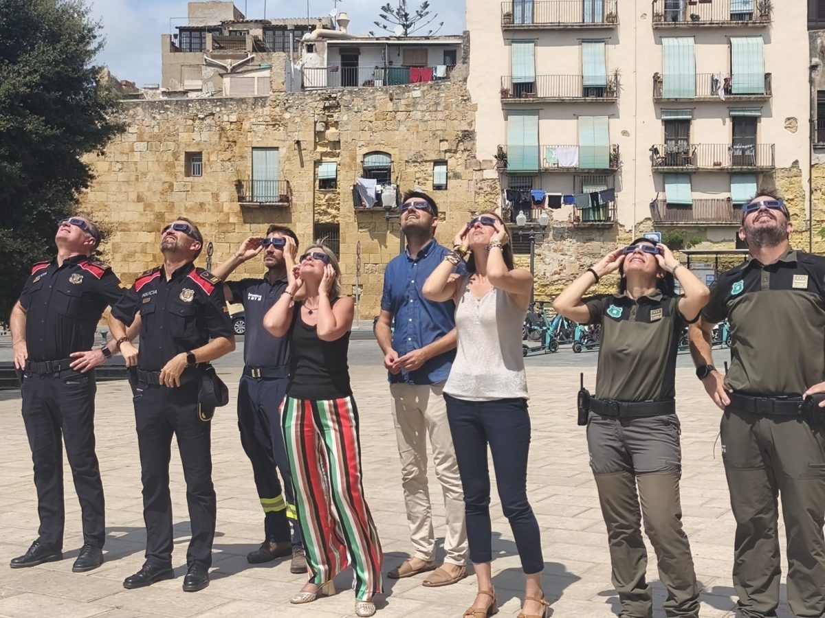 El cap de la Regió Policial del Camp de Tarragona dels Mossos d’Esquadra, Vicenç Lleonart; el cap de la Unitat Territorial de la Regió d’Emergències de Tarragona dels Bombers, Guillem Guinjoan, i la responsable del Cos d’Agents Rurals al Camp de Tarragona, Alícia Bayán, han participat en l’acte de lliurament de les ulleres, i la presidenta de la Diputació, Noemí Llauradó. Foto: Tarragona Ràdio