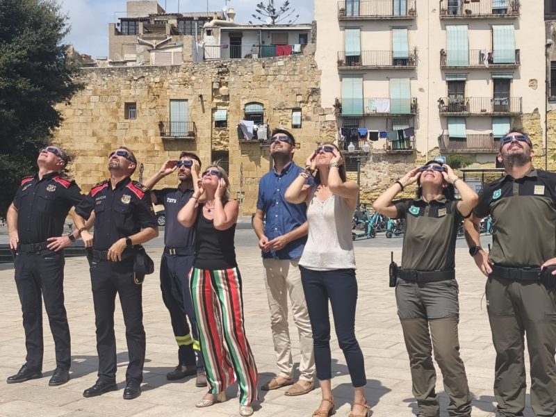 El cap de la Regió Policial del Camp de Tarragona dels Mossos d’Esquadra, Vicenç Lleonart; el cap de la Unitat Territorial de la Regió d’Emergències de Tarragona dels Bombers, Guillem Guinjoan, i la responsable del Cos d’Agents Rurals al Camp de Tarragona, Alícia Bayán, han participat en l’acte de lliurament de les ulleres, i la presidenta de la Diputació, Noemí Llauradó. Foto: Tarragona Ràdio
