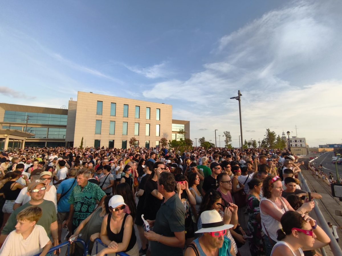 Tarragona esclata d’admiració amb l’eclipsi en un port que aplega 15.000 persones