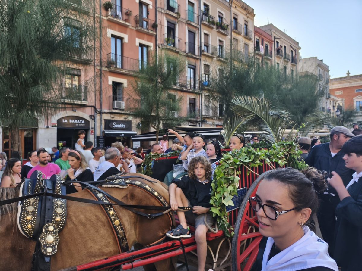 Els tarragonins surten a buscar la seva dosi d’aigua miraculosa de Sant Magí