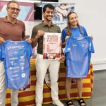 El conseller d'Esports, Mario Soler, juntament amb el president del Club Natació Tàrraco, Àlex Jerez i la Coordinadora de la Travessia, Abril Rius.