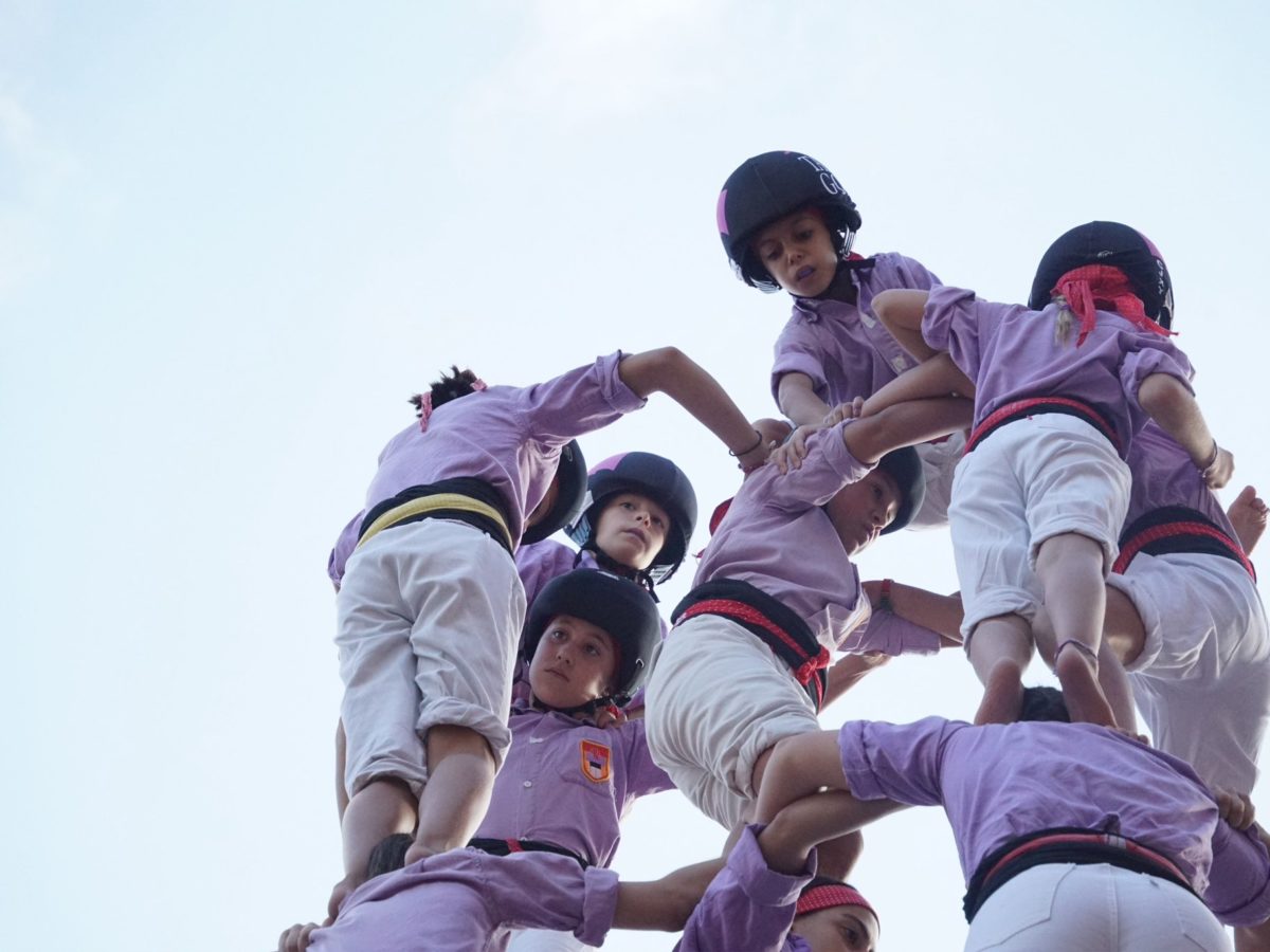 Passos ferms de la Colla Jove entre castells de gamma extra 