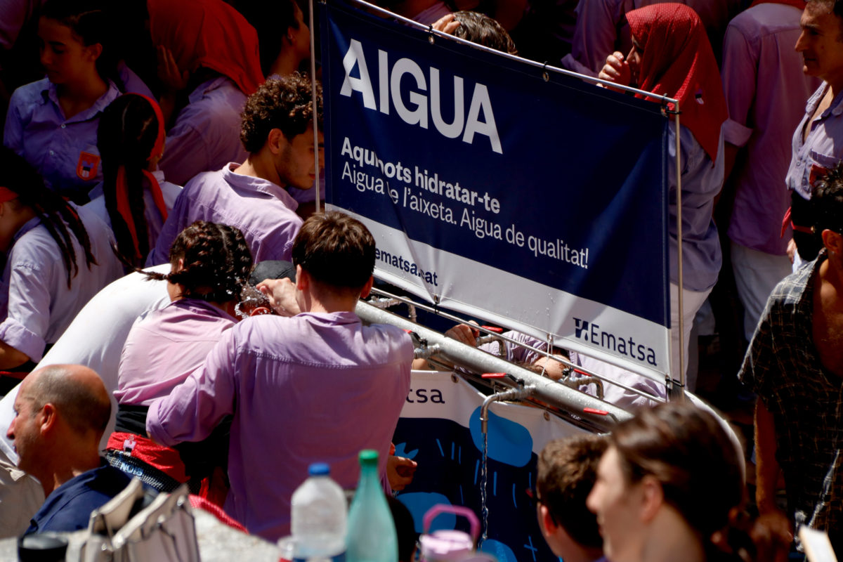 Castellers es remullen amb aigua a la diada de Sant Magí per la forta calor Data de publicació: dimecres 19 d’agost del 2026, 16:30 Localització: Tarragona Autor: Arnau Martínez Teruel