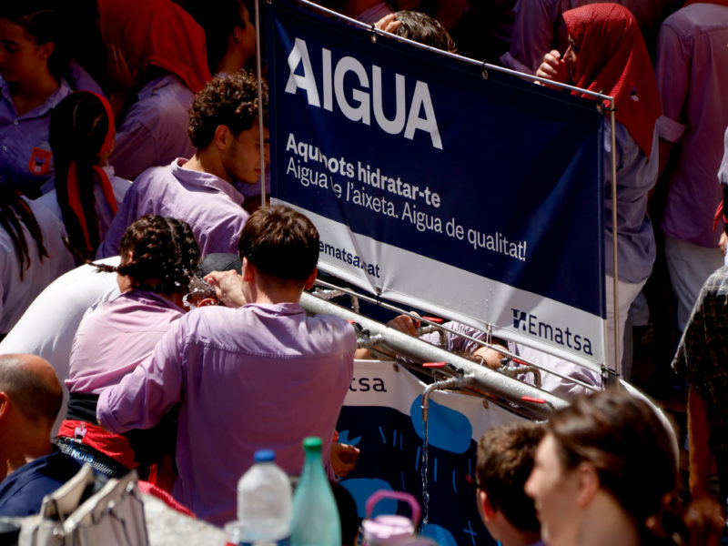 Castellers es remullen amb aigua a la diada de Sant Magí per la forta calor Data de publicació: dimecres 19 d’agost del 2026, 16:30 Localització: Tarragona Autor: Arnau Martínez Teruel