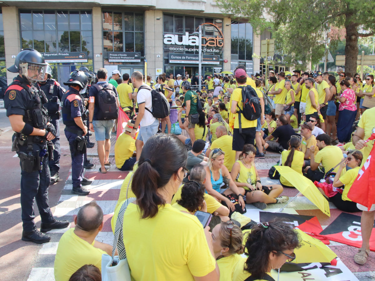 Uns 500 docents es manifesten a Tarragona el primer dia de curs