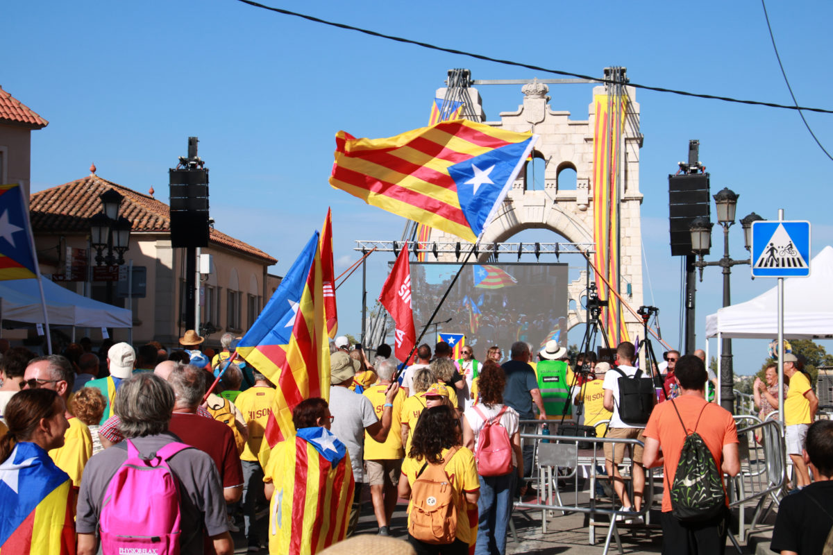 Manifestants que han participat a la manifestació de l'11 de setembre a Amposta, arribant al Pont Penjant Data de publicació: divendres 11 de setembre del 2026, 19:31 Localització: Amposta Autor: Mar Rovira / Ariadna Escoda
