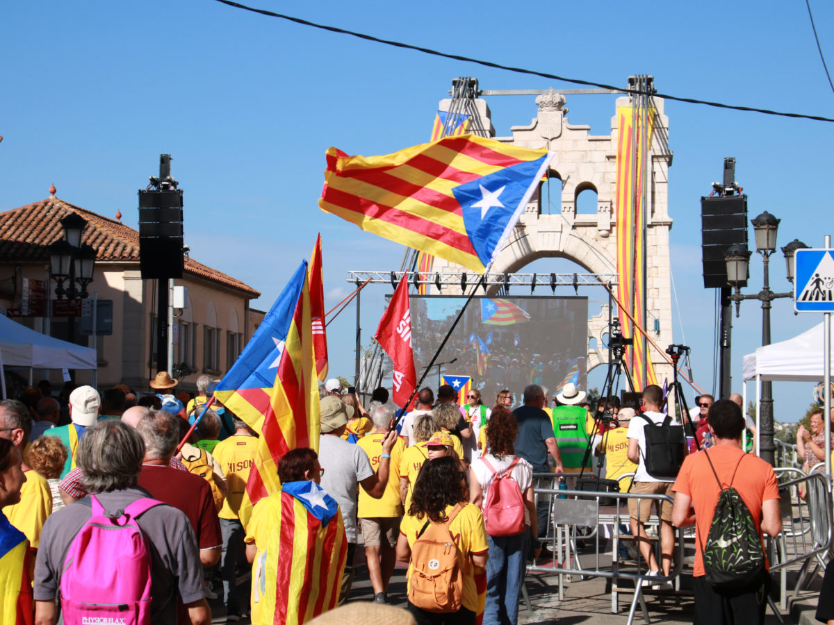 Manifestants que han participat a la manifestació de l'11 de setembre a Amposta, arribant al Pont Penjant Data de publicació: divendres 11 de setembre del 2026, 19:31 Localització: Amposta Autor: Mar Rovira / Ariadna Escoda