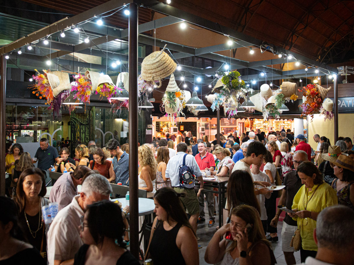 El Mercat de Nit serveix 20.000 racions i arriba als 10.000 assistents