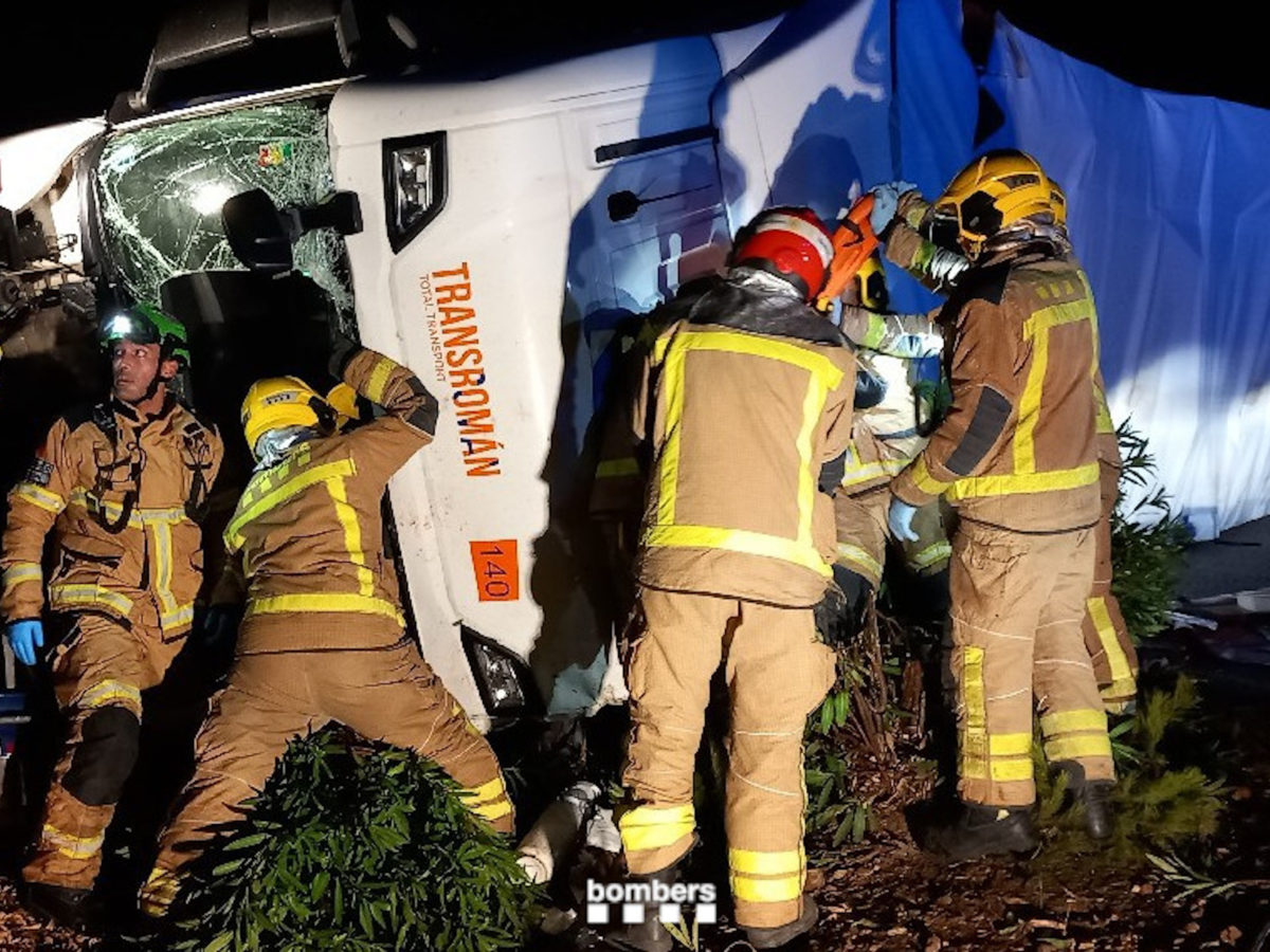 Un ferit crític en un accident amb un camió a l’AP-7