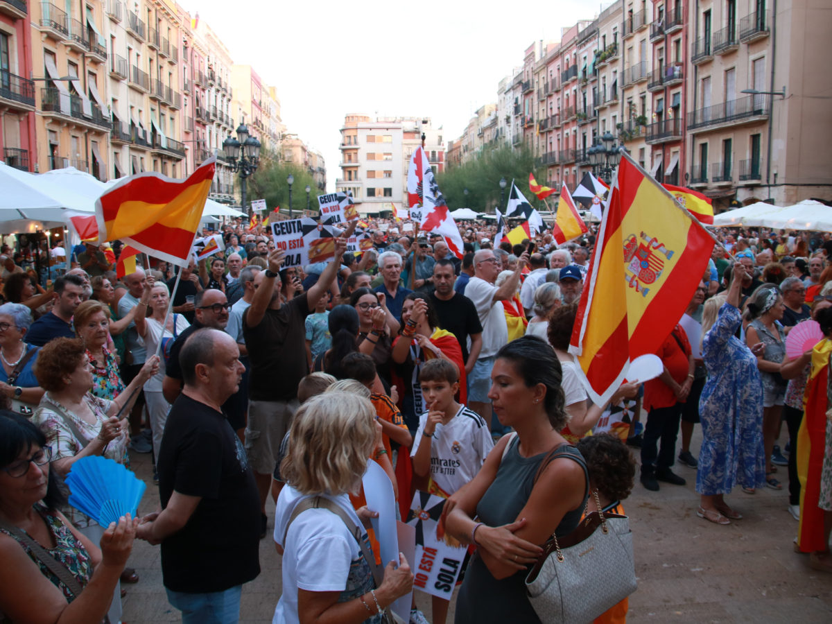 Tensió entre antiracistes i espanyolistes en la protesta per Ceuta a Tarragona