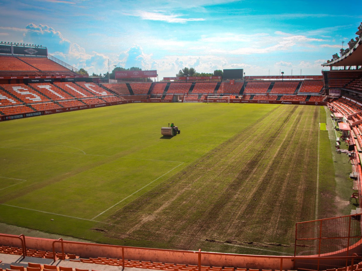 S’inicien els treballs de ressembra de la gespa del Nou Estadi Costa Daurada