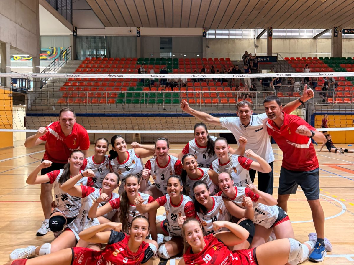 El CV Sant Pere i Sant Pau assaboreix el títol de Lliga Catalana aconseguit pel seu primer equip femení