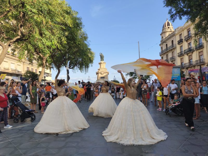 Espectacle itinerant Dones de llum, de la companyia Gisela de Foc. FITT-NOVS DRAMATÚRGIES 2026. Foto: Tarragona Ràdio.