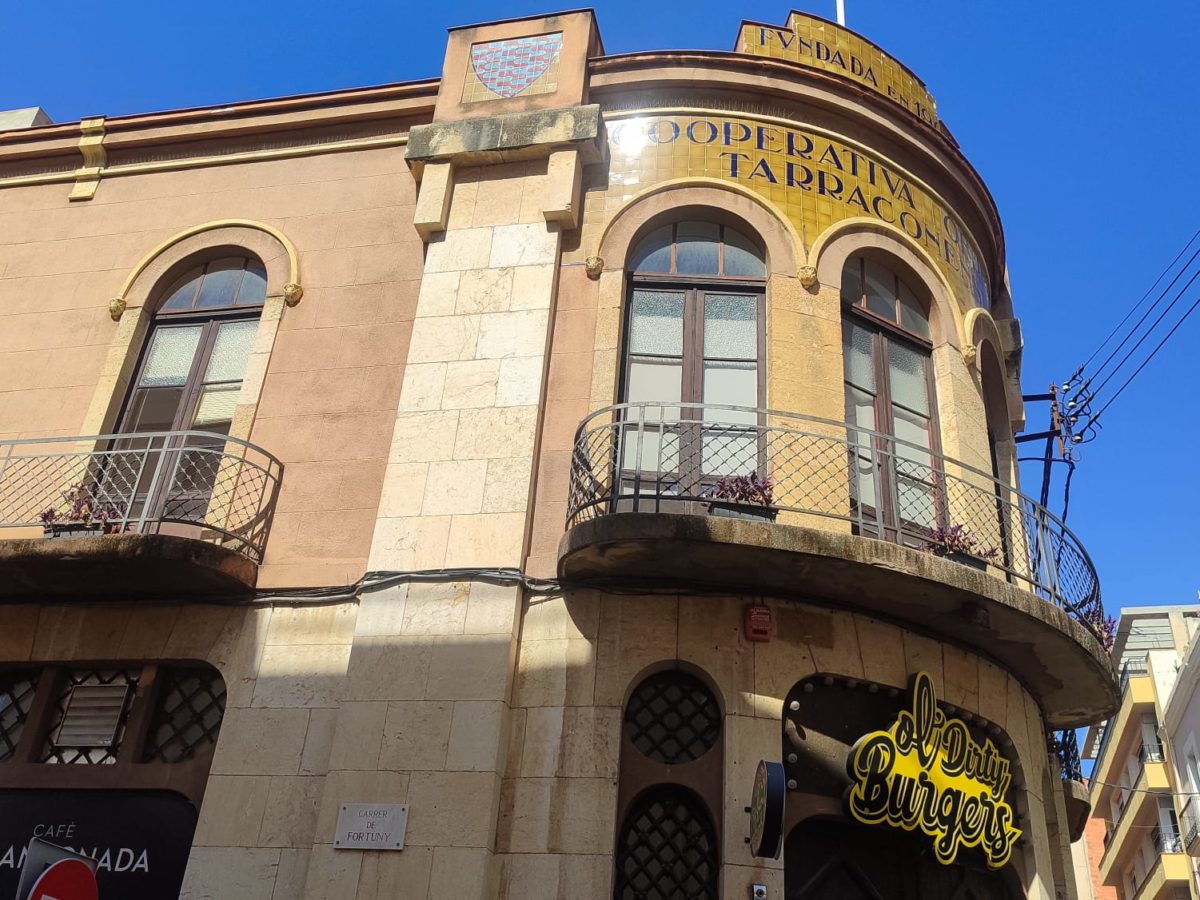 La Cooperativa Obrera espera la llicència per arranjar la façana i acabar amb les filtracions d’aigua