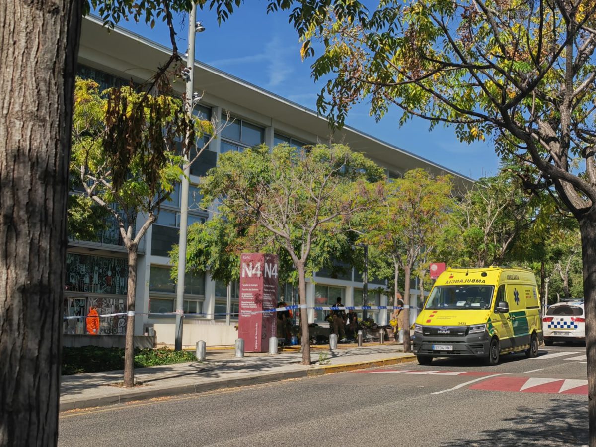 Tres ferits en una explosió al laboratori de la Facultat de Química de la URV