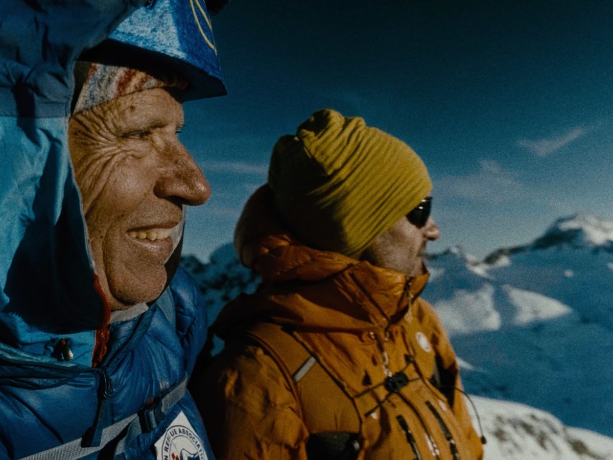 L’abraçada del “Duel a 8.000 metres” entre Òscar Cadiach i Ferran Latorre