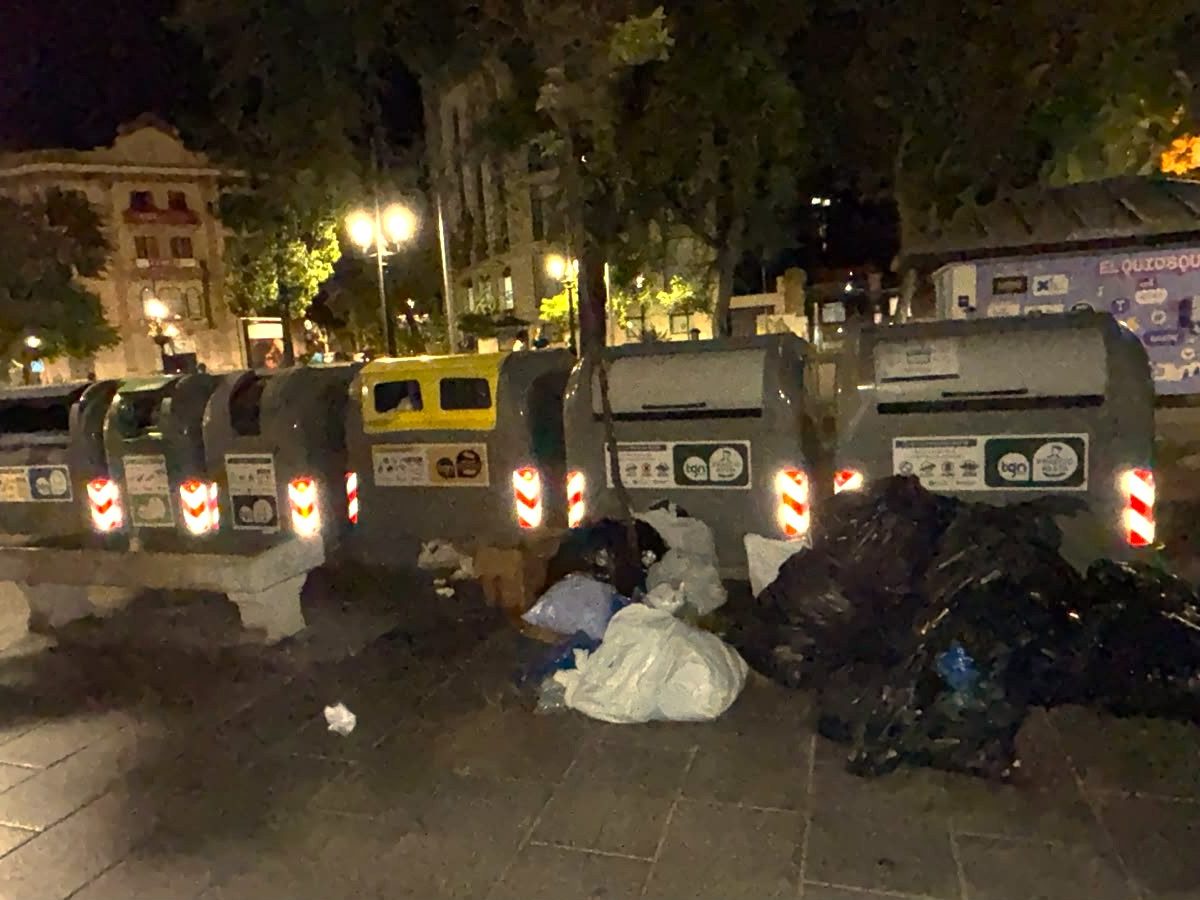 Neteja i Guàrdia Urbana intensifiquen la vigilància als establiments comercials