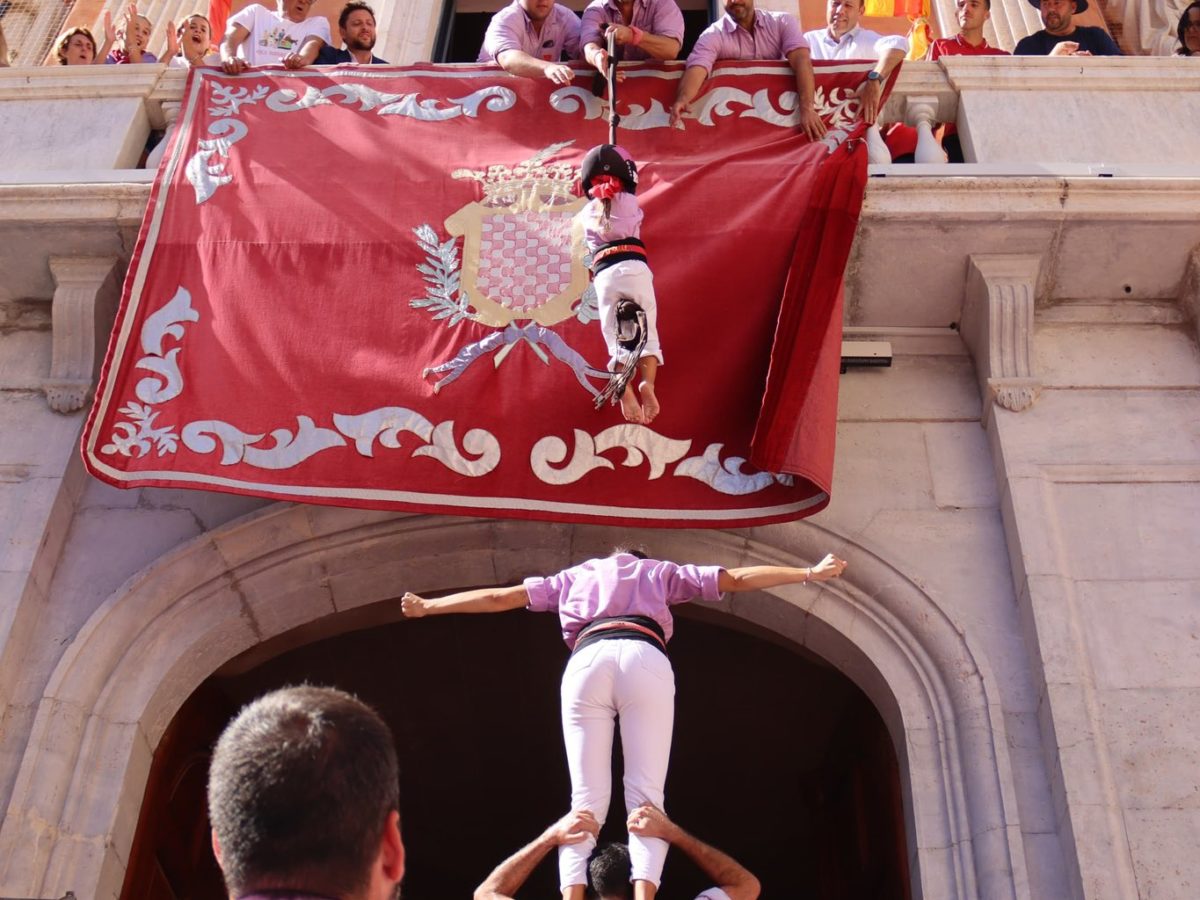 Emoció i eufòria amb l’arribada de tres pilars caminant a l’ajuntament 