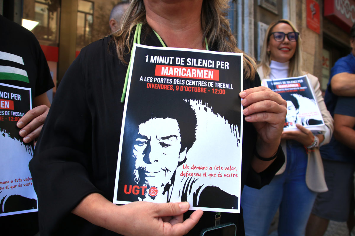 Un cartell per recordar la Mariacarmen subjectat per una dona durant el minut de silenci fet davant de la seu d'UGT de Tarragona Data de publicació: divendres 09 d’octubre del 2026, 12:34 Localització: Barcelona Autor: Redacció