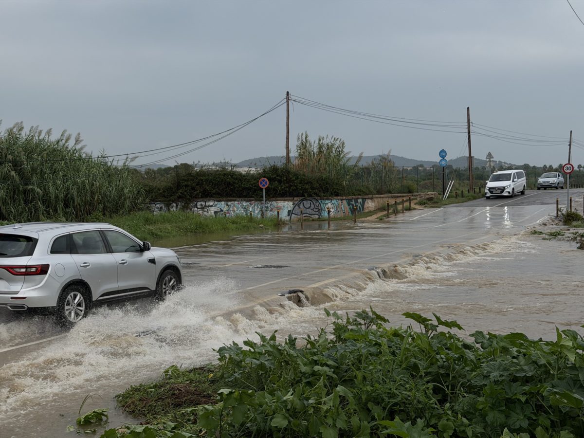 Diversos cotxes travessen la riera de la Bisbal del Penedès a Coma-ruga Data de publicació: dijous 01 d’octubre del 2026, 15:23 Localització: Barcelona Autor: Redacció