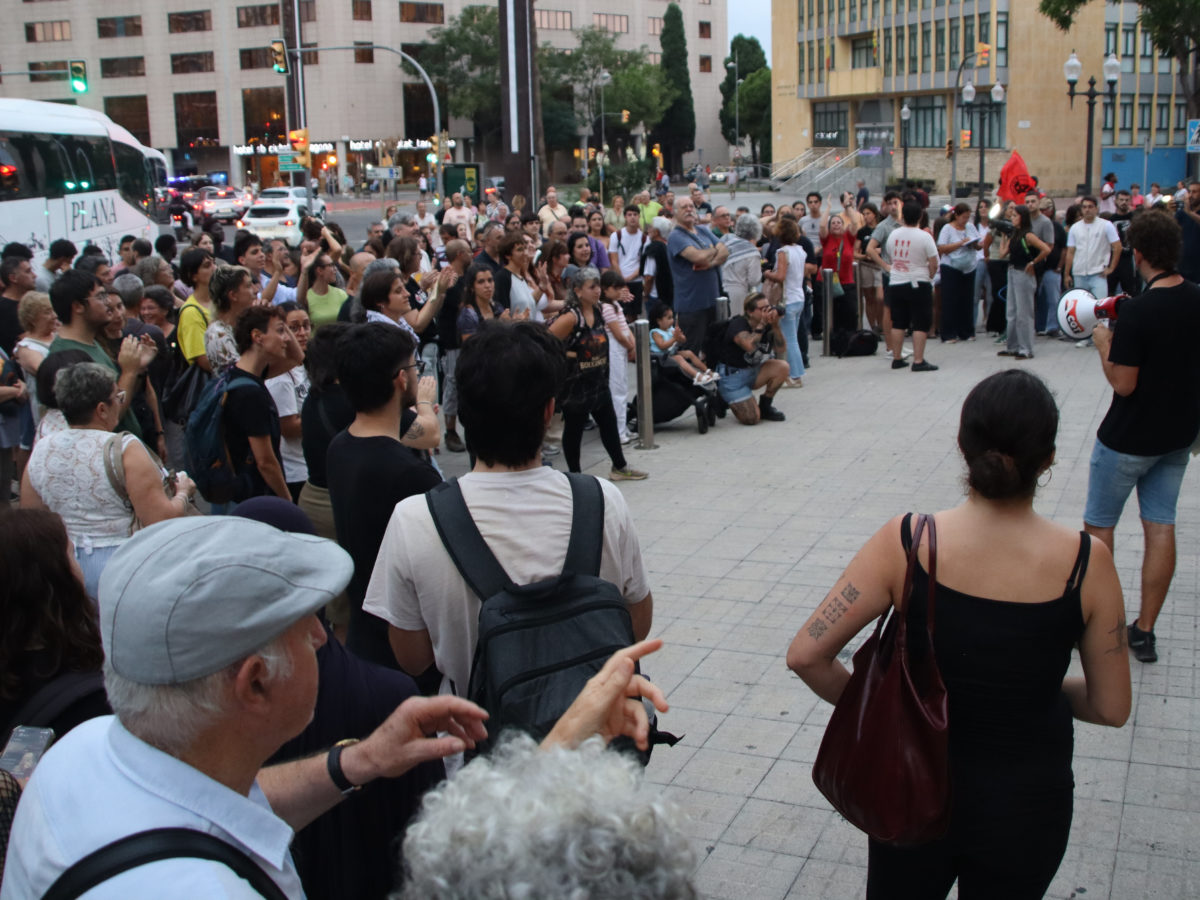 Unes 150 persones reclamen el dret a un habitatge “gratuït, universal i de qualitat” sota la pluja a Tarragona