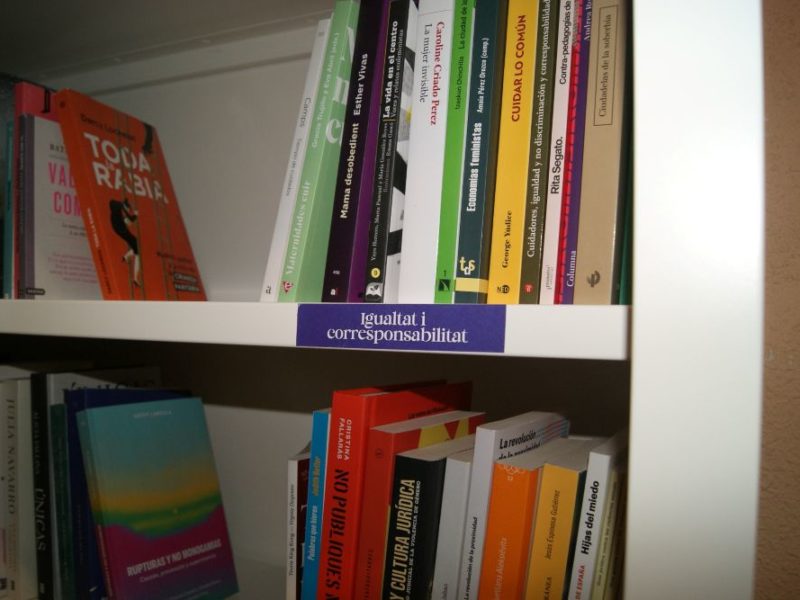 Neix ‘Racó Àgora’, la biblioteca feminista