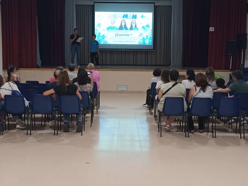 Prop de 150 famílies participen a Torreforta en la presentació del projecte FEM MÓN de Todos En Azul
