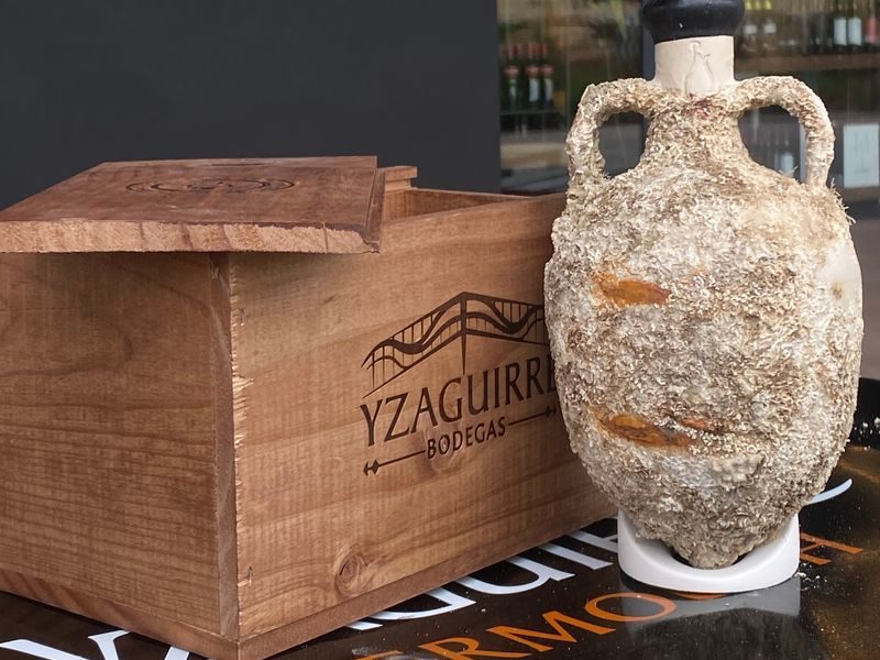 Bodegas Yzaguirre presenta el primer vermut amb criança submarina en àmfores del Mediterrani