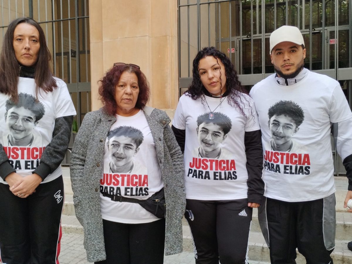 La família d’un menor ofegat a la Cova del Gos es concentra davant dels jutjats