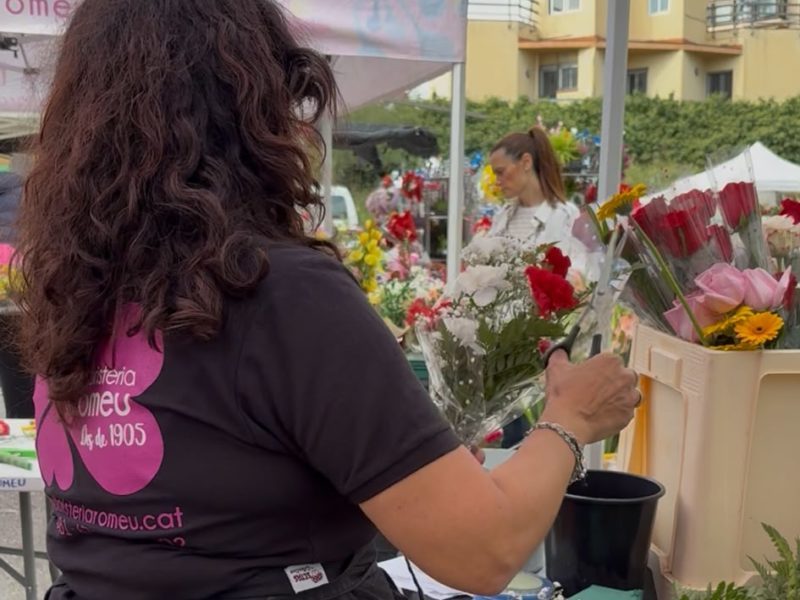 Les flors i els panellets continuen fent negoci per Tots Sants
