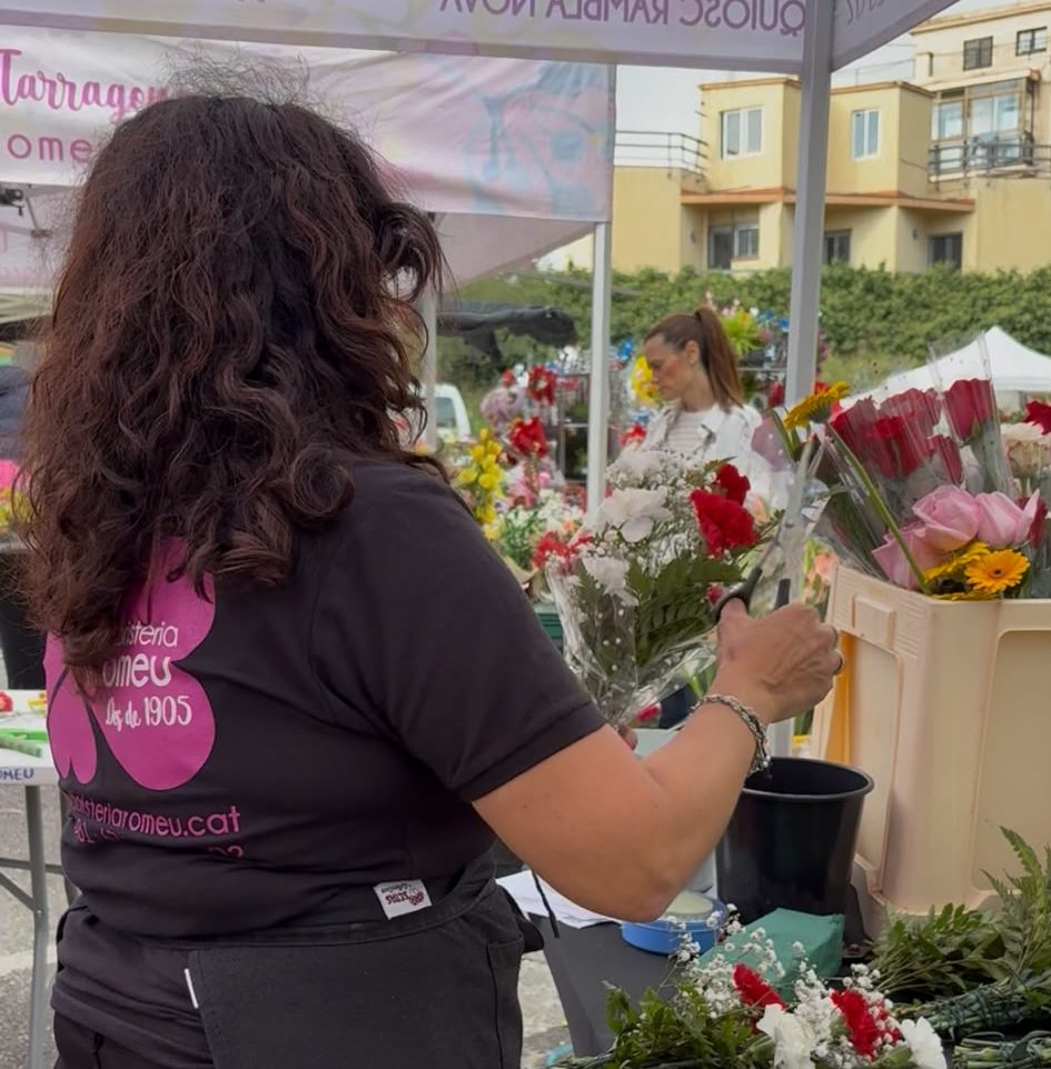 La floristera, Sefa Mohedano muntant un ram Per Tots Sants. Foto: Berta Olivé