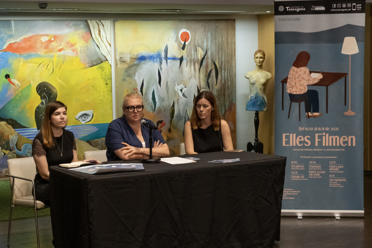 Consellera de Cultura, Sandra Ramos, responsable de programació Neus Sabaté i il·lustradora Kira Díez. FOTO: Cedida per l'Ajuntament de Tarragona